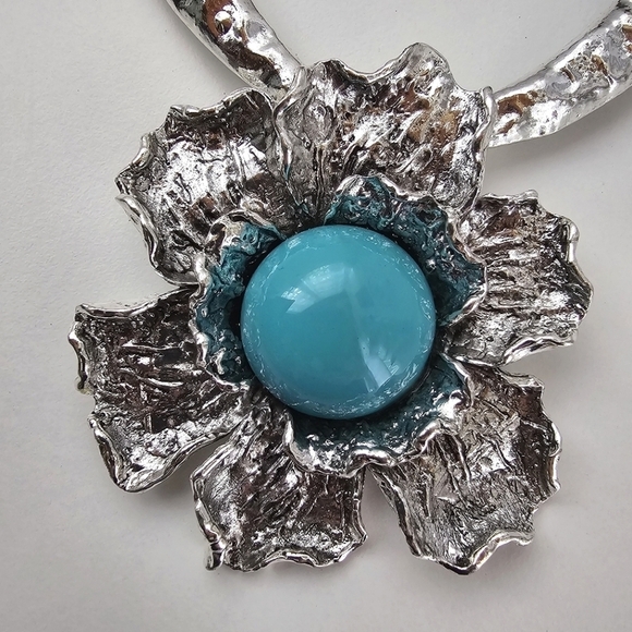 NWT Turquoise Antique Silver Metal Flower Pendant Faux Leather Necklace Set - Picture 6 of 11